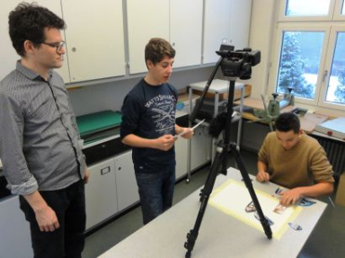 Zwei Schüler erstellen einen Lernfilm.