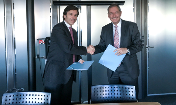 Poignée de mains entre Philipp Metzger (OFCOM) et Andreas Dudler (SWITCH) après la signature du contrat (Photo: SWITCH).