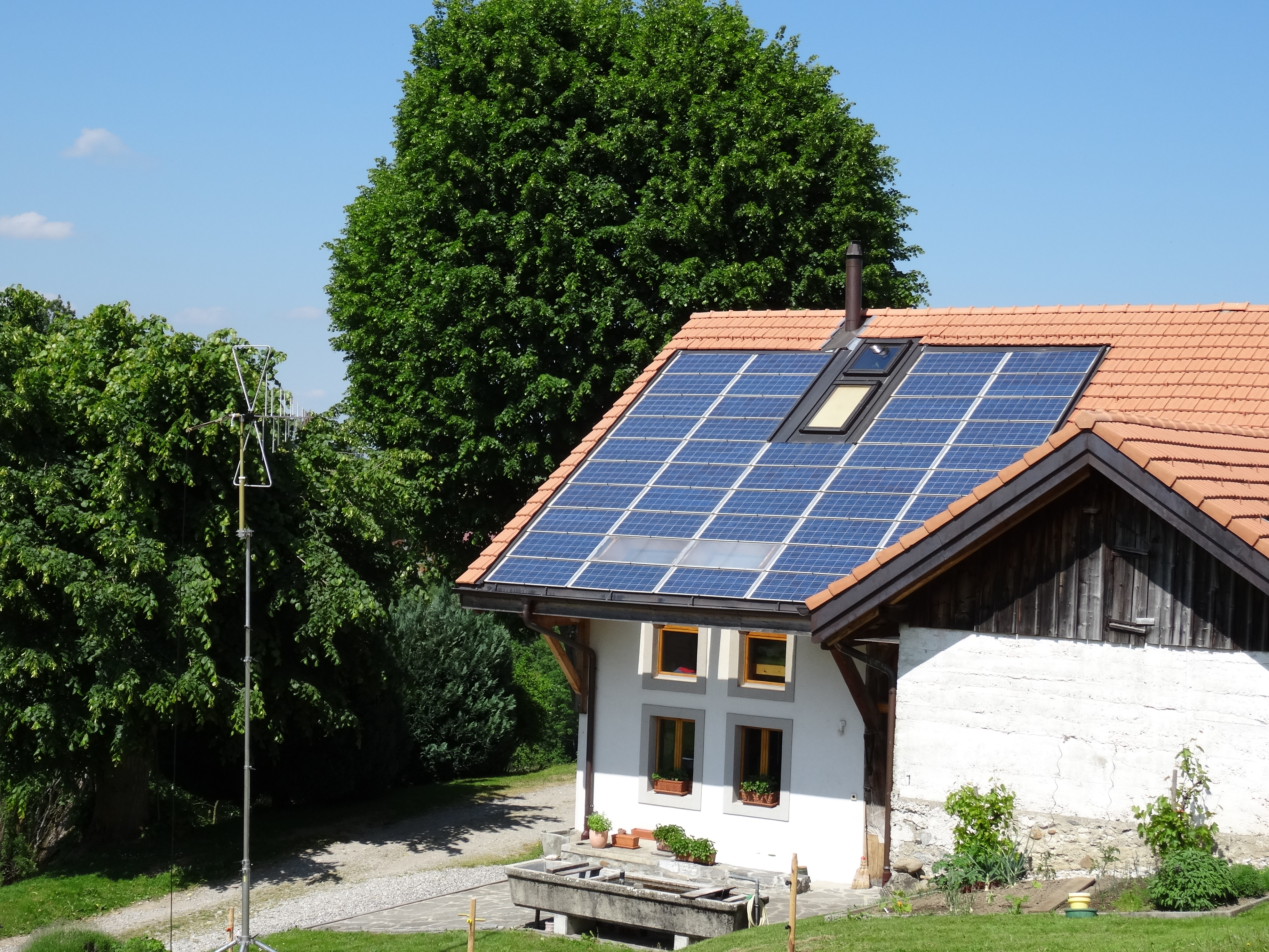Fattoria con un impianto fotovoltaico sul tetto.